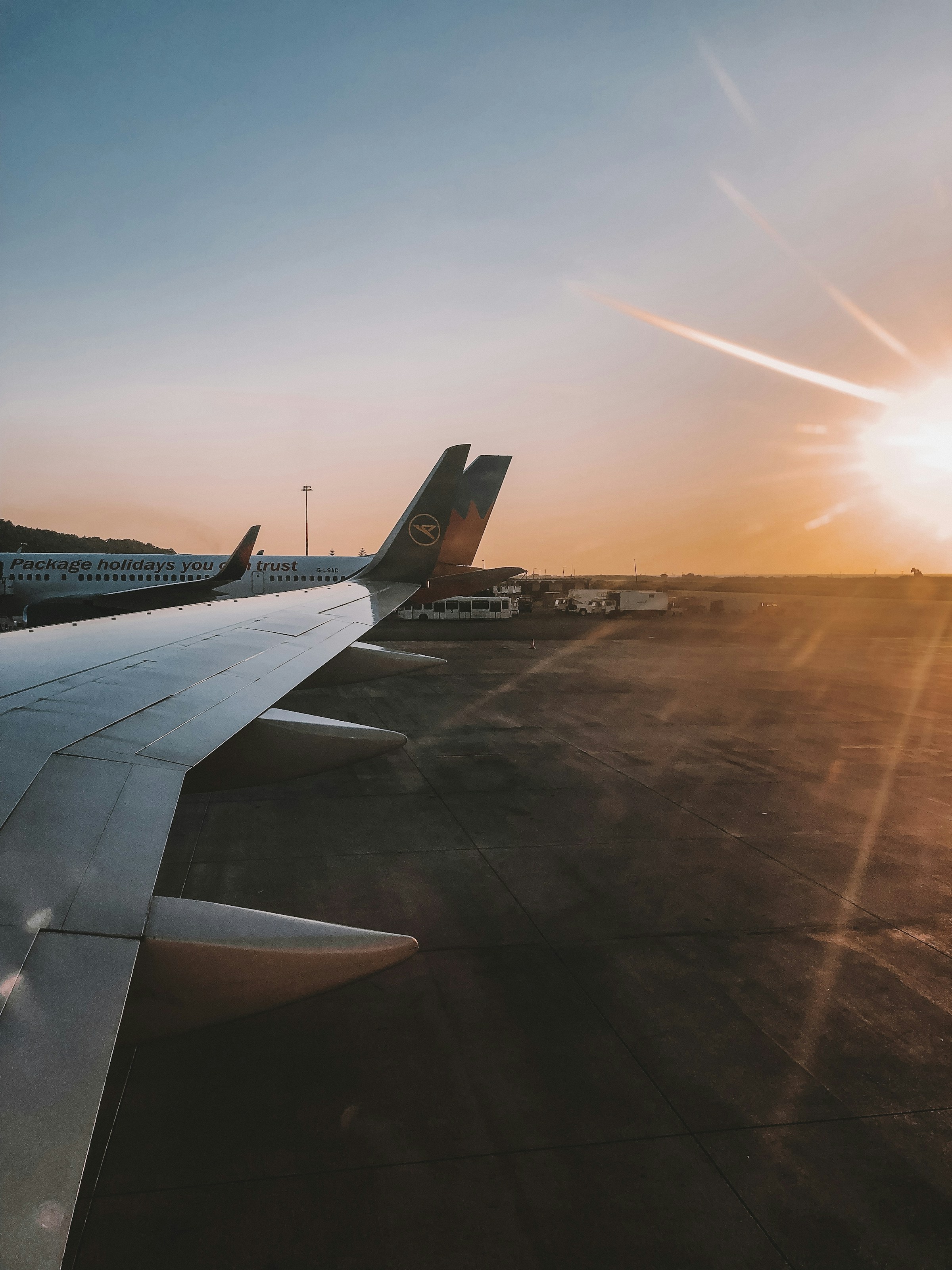 Flugzeug am Flughafen im warmen Abendlicht