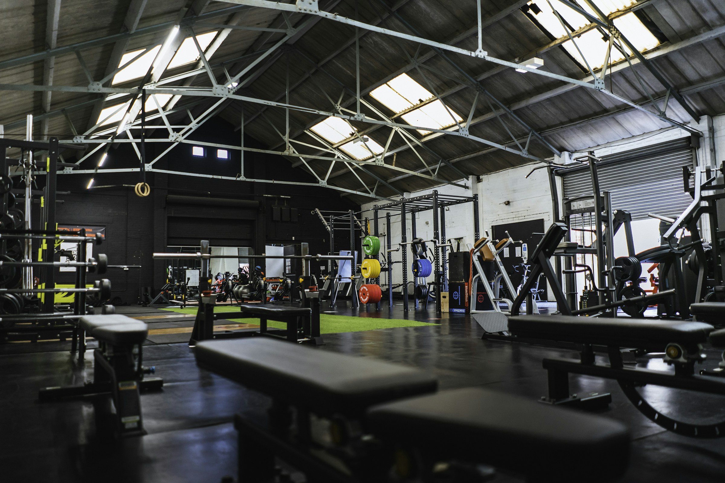 Trainingsgeräte in einem Fitnessstudio