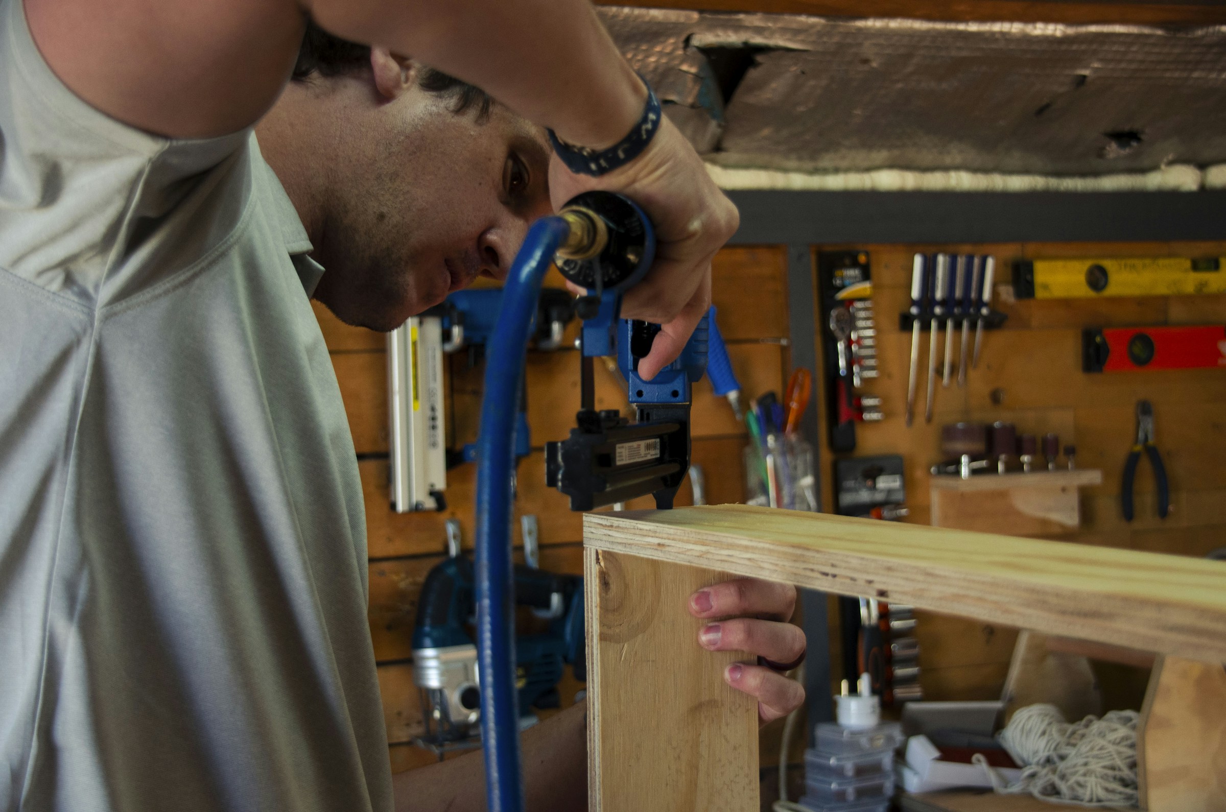 Handwerkliche Arbeit in einer Werkstatt
