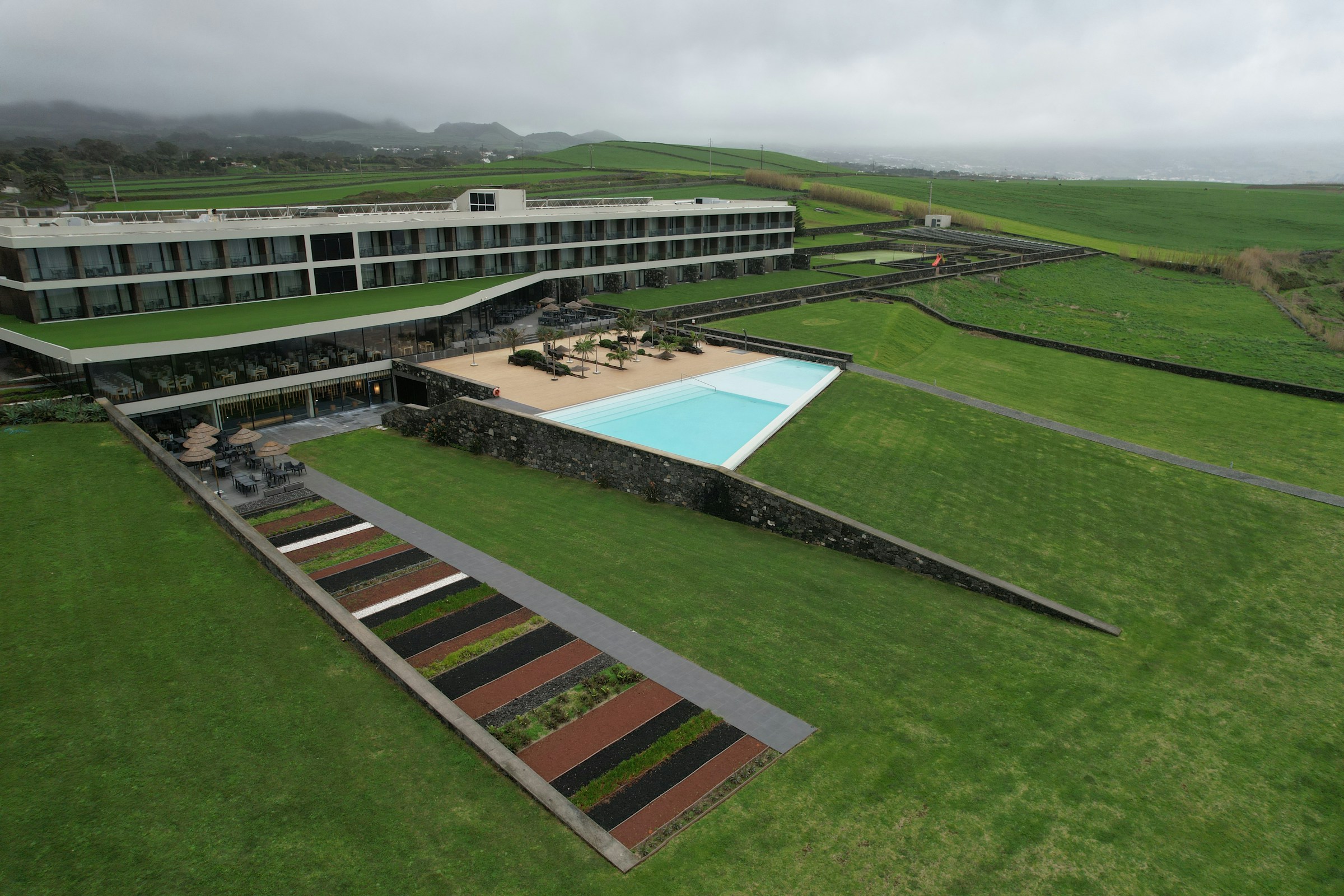 Hotel mit Pool und Urlaubsumgebung