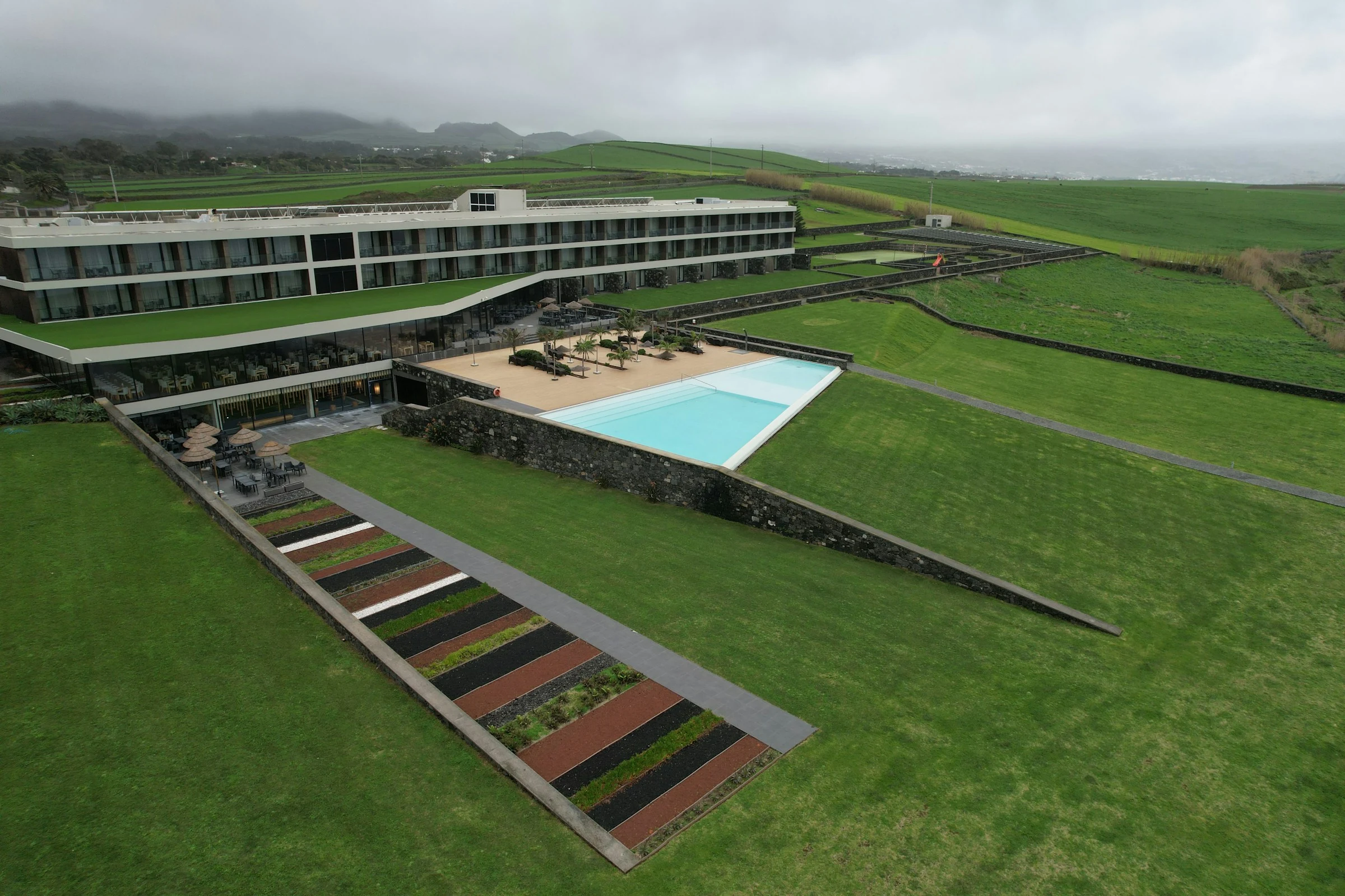 Hotel mit Pool und Urlaubsumgebung