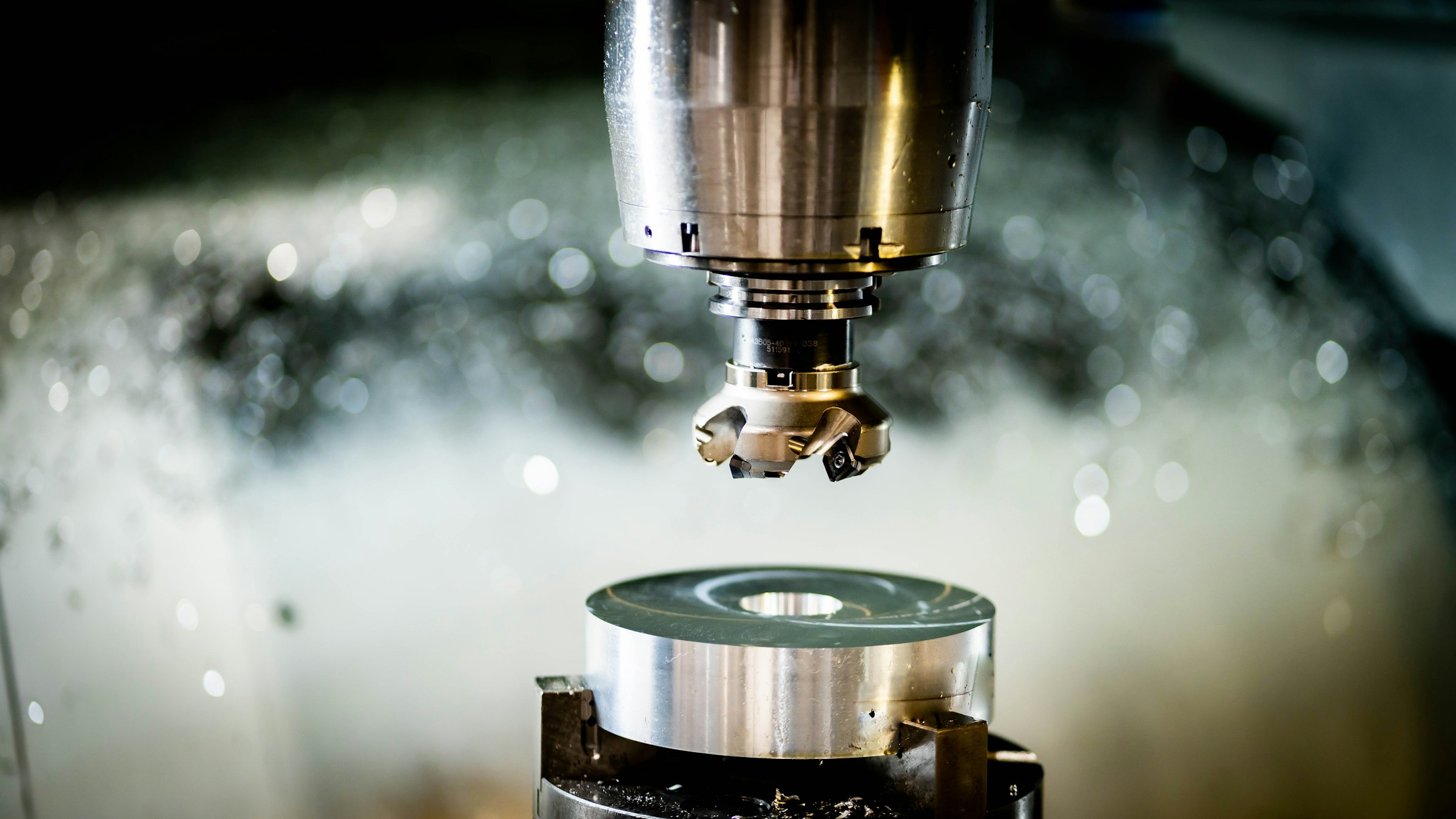 CNC-Maschine bei der Metallbearbeitung