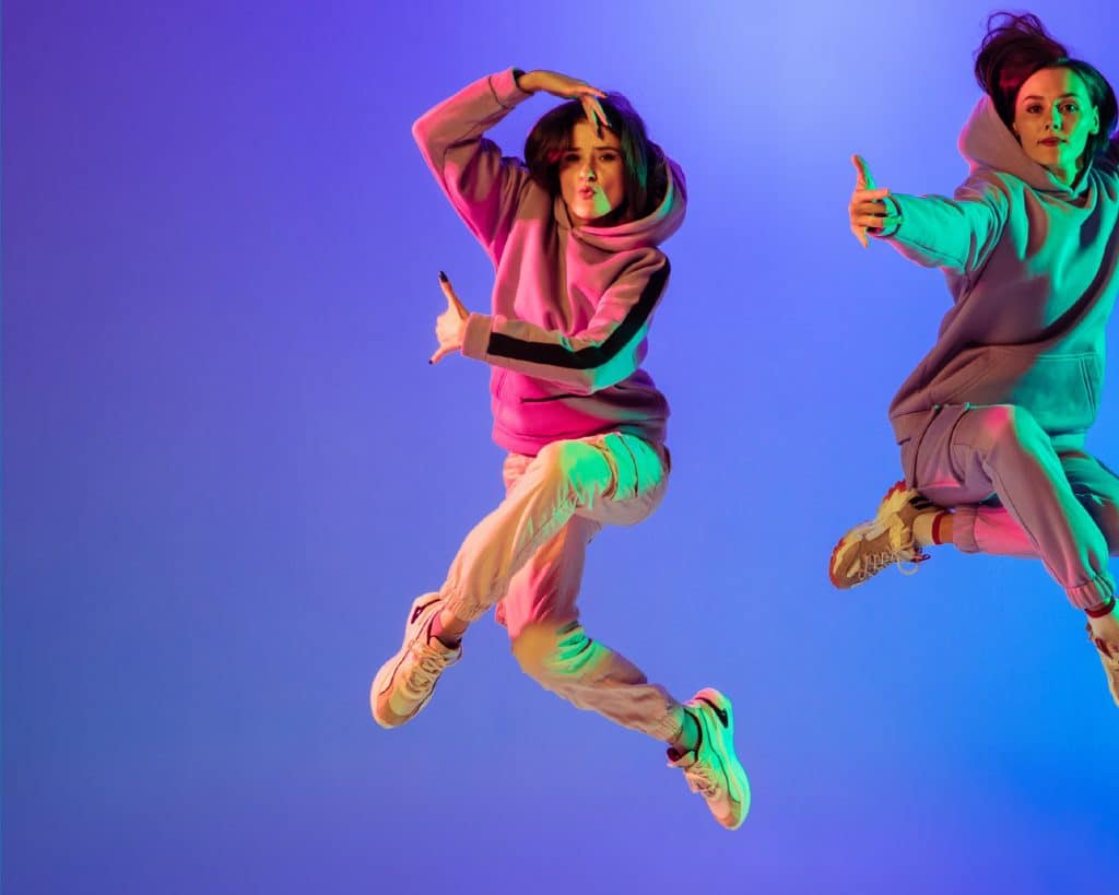 Tanzende Frauen - blauer Hintergrund